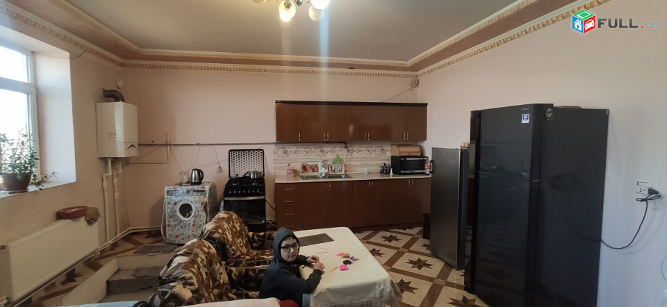 Փարաքարի նախկին ԳԱԻ-ից աջ 3կմ Մերձավանի Այգեկ գյուղում,հողը 2100քմ,տունը 487քմ