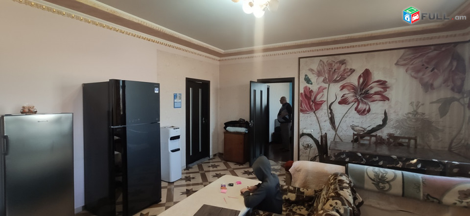 Փարաքարի նախկին ԳԱԻ-ից աջ 3կմ Մերձավանի Այգեկ գյուղում,հողը 2100քմ,տունը 487քմ