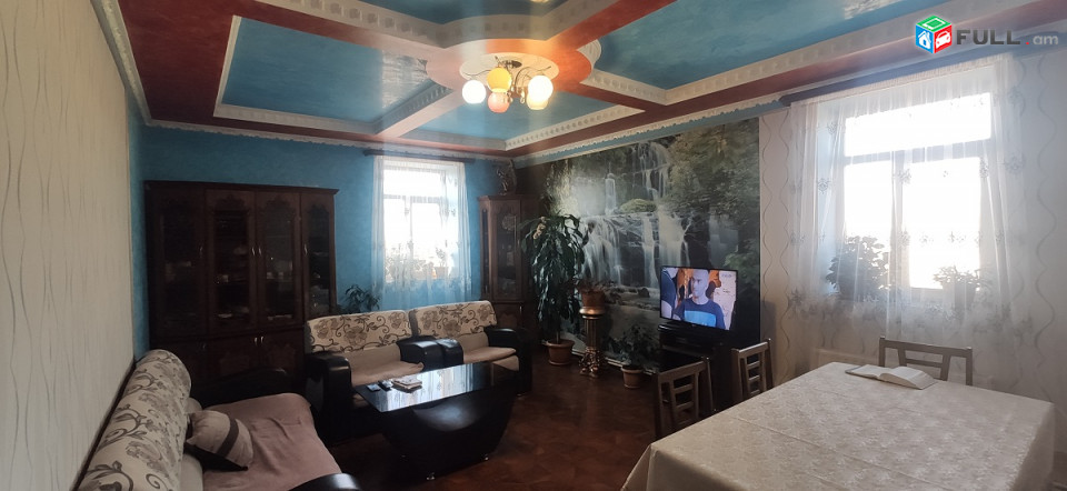 Փարաքարի նախկին ԳԱԻ-ից աջ 3կմ Մերձավանի Այգեկ գյուղում,հողը 2100քմ,տունը 487քմ