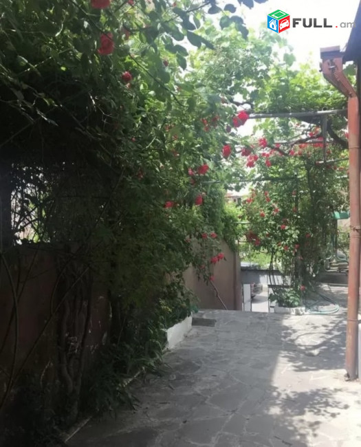 Երկու հարկանի քարե տուն 