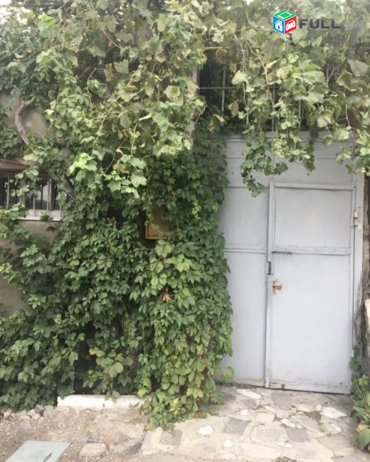 Երկու հարկանի քարե տուն 