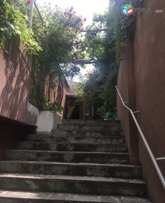 Երկու հարկանի քարե տուն 