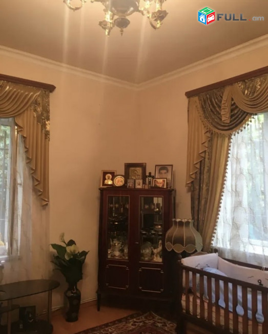 Երկու հարկանի քարե տուն 