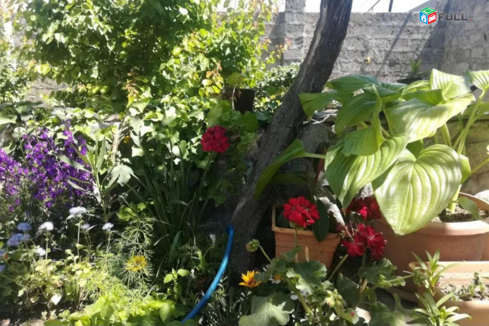 Երկու հարկանի քարե տուն 