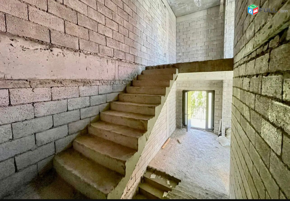  Վաճառվում է Երկու հարկանի թաունհաուզ, Վահագնի Թաղամաս Աջափնյակում, 278 ք.մ.,