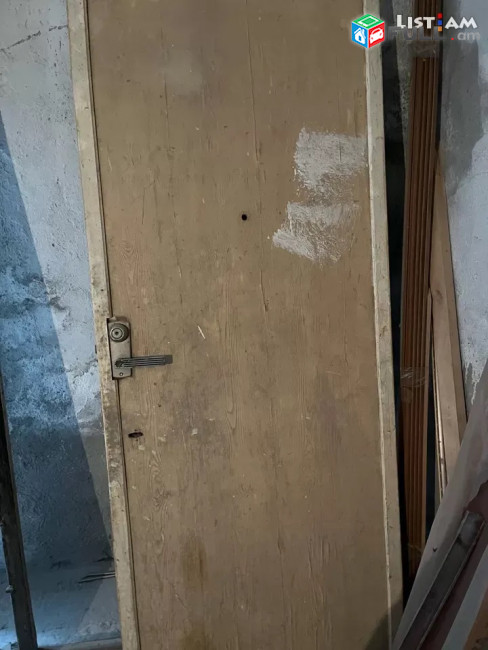 Վաճառում եմ Դրսի մուտքի դուռ երկաթ