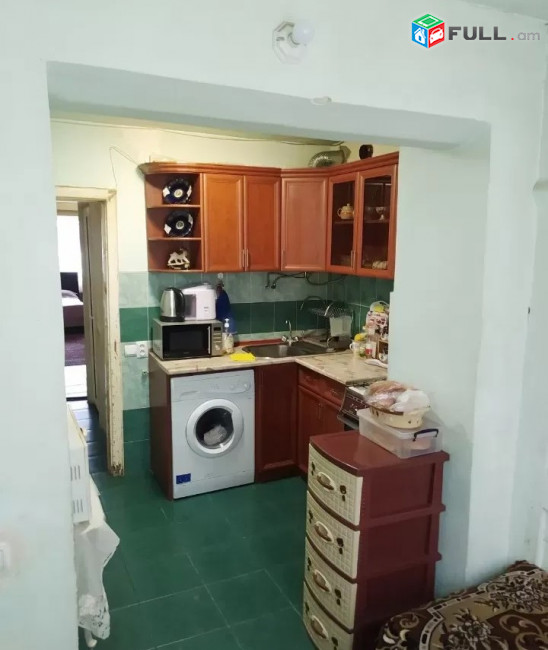  3 սենյականոց բնակարան Մարգարյան փողոցում, 71 ք.մ., 1/4 հարկ,  քարե շենք