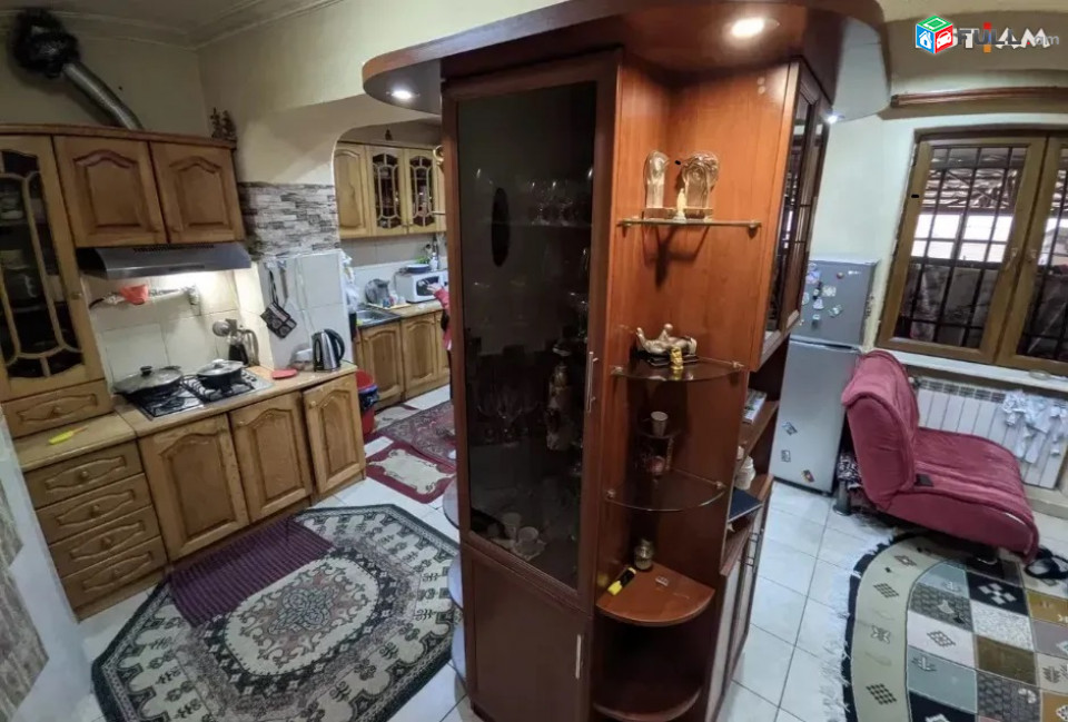 3 սենյականոց բնակարան Կոմիտասի պողոտայում, 90 ք.մ., 1/4 հարկ, կապիտալ վերանորոգված, քարե շենք