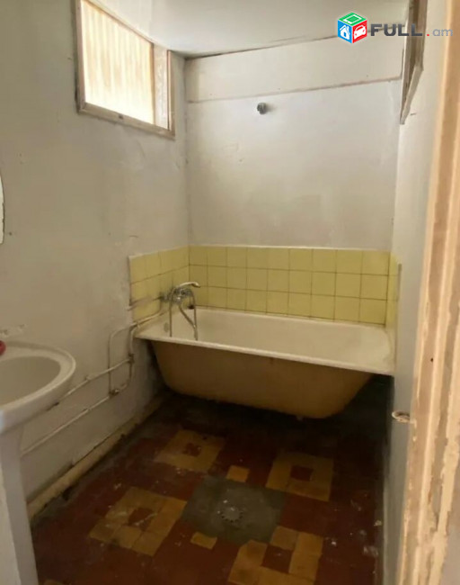 2 սենյականոց բնակարան Կոմիտասի պողոտայում, 52 ք.մ., մի քանի պատշգամբ, նախավերջին հարկ, քարե շենք