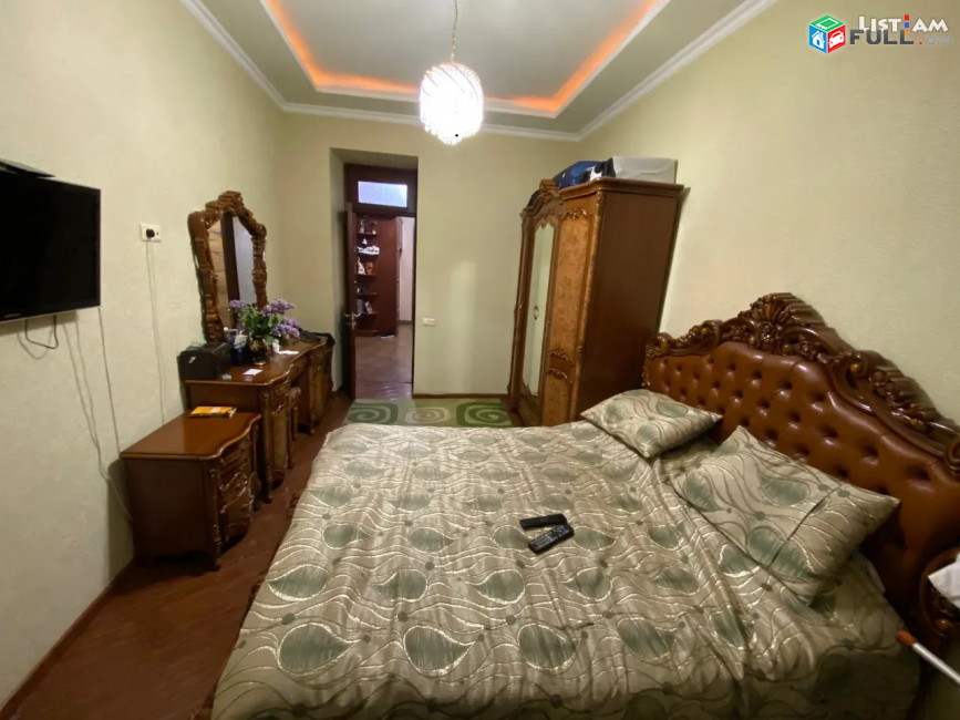 3 սենյականոց բնակարան Հանրապետության փողոցում, 85 ք.մ., բարձր առաստաղներ, նախավերջին հարկ