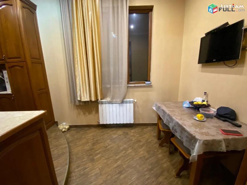 3 սենյականոց բնակարան Հանրապետության փողոցում, 85 ք.մ., բարձր առաստաղներ, նախավերջին հարկ
