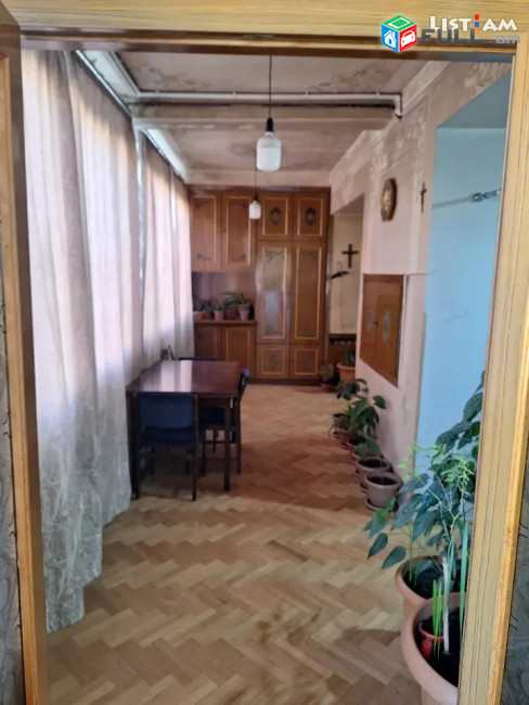 2 սենյականոց բնակարան Թոթովենցի փողոցում, 63 ք.մ., նախավերջին հարկ, քարե շենք