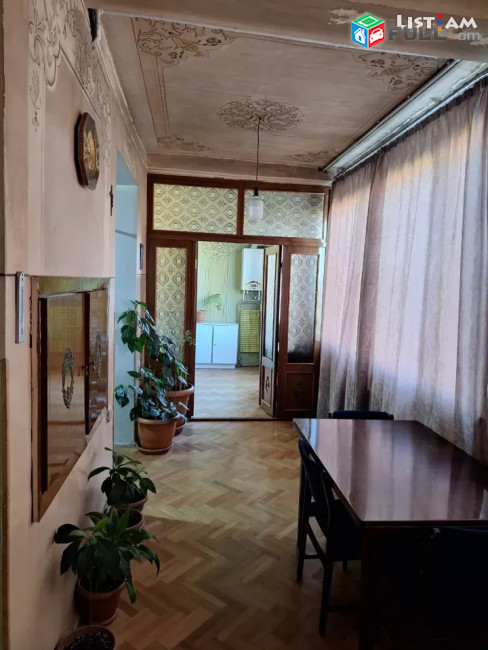 2 սենյականոց բնակարան Թոթովենցի փողոցում, 63 ք.մ., նախավերջին հարկ, քարե շենք