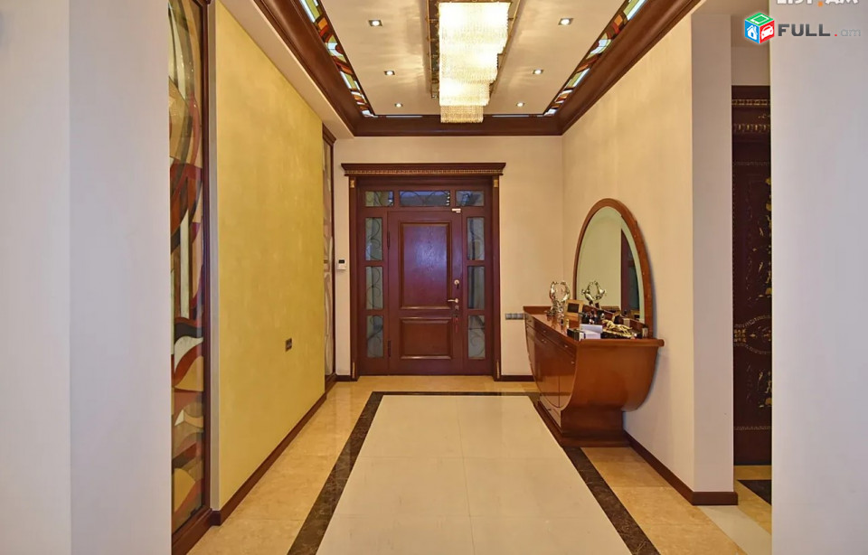 IN0051  Երեք հարկանի քարե տուն Աբովյան փողոցում Ավանում, 1200 ք.մ