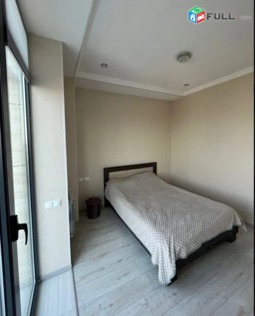 IN0077  Վարձով 3 սենյականոց բնակարան նորակառույց շենքում Արամ Խաչատրյանի փողոցում