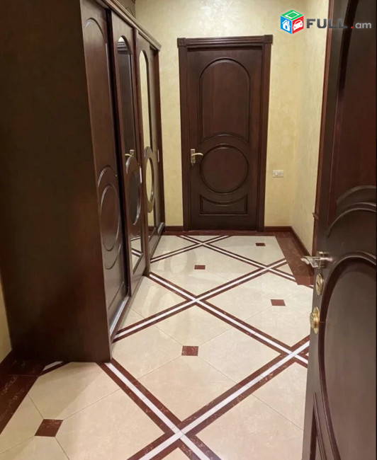 IN0127 Ընդարձակ 7 սենյականոց բնակարան նորակառույց շենքումՀանրապետության փողոցում