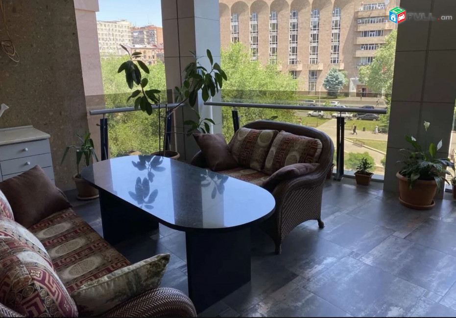 IN0127 Ընդարձակ 7 սենյականոց բնակարան նորակառույց շենքումՀանրապետության փողոցում
