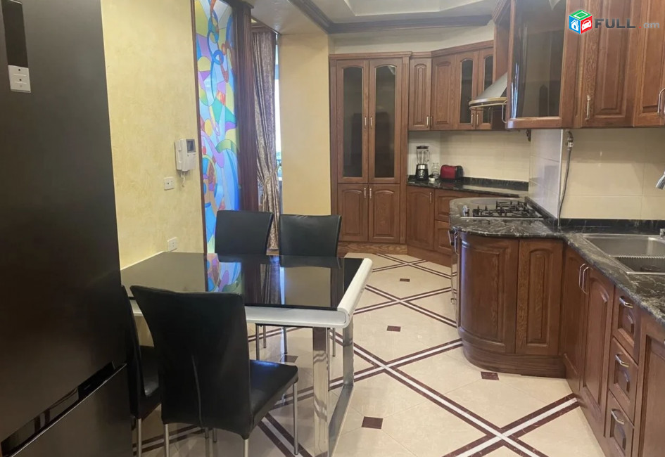 IN0127 Ընդարձակ 7 սենյականոց բնակարան նորակառույց շենքումՀանրապետության փողոցում