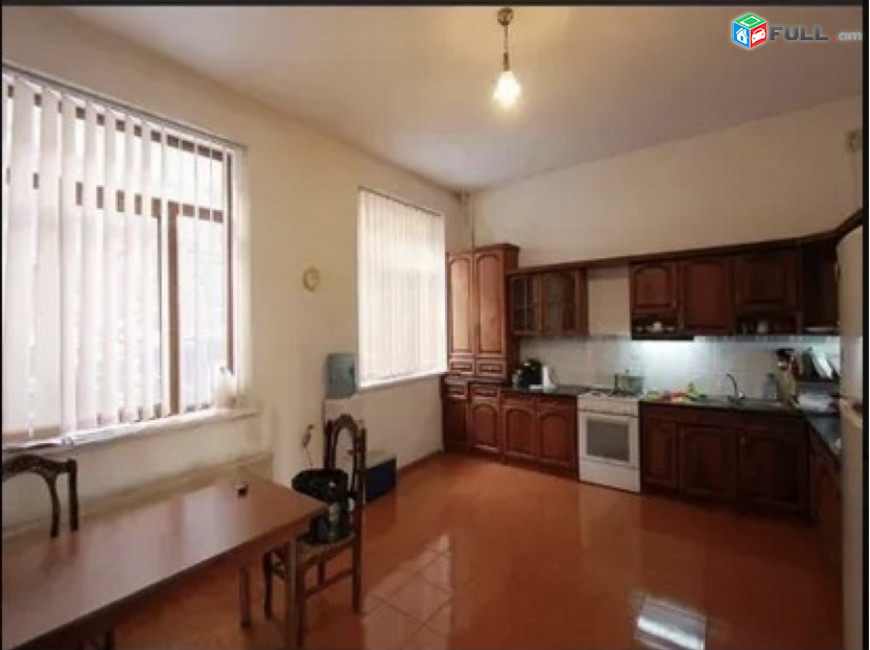 IN0192 Երկու հարկանի քարե ամառանոց Տիգրան Մեծի պողոտայում կենտրոնում, 275 ք.մ., 3+ սանհանգույց