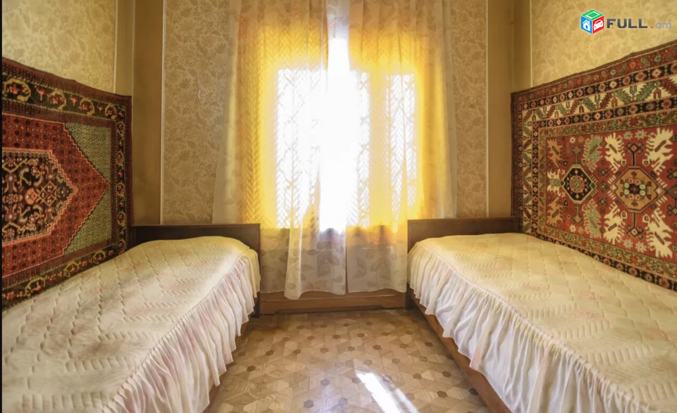 IN0207 Երկու հարկանի քարե տուն Անտառային փողոցում կենտրոնում