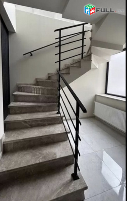 IN0212 Վարձով Երեք հարկանի քարե տուն Այգեձորի փողոցում կենտրոնում, 220 ք.մ., 2 սանհանգույց, կապիտալ վերանորոգված