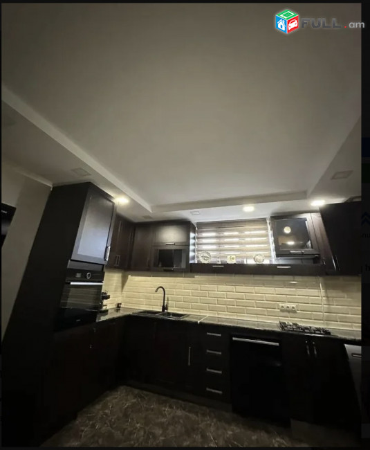 IN0231 Երեք հարկանի քարե տուն Նոր Արեշի 30 - րդ փողոցում Էրեբունիում, 300 ք.մ., 2 սանհանգույց, եվրովերանորոգված