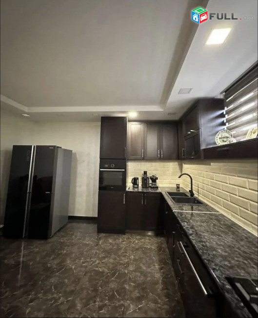 IN0231 Երեք հարկանի քարե տուն Նոր Արեշի 30 - րդ փողոցում Էրեբունիում, 300 ք.մ., 2 սանհանգույց, եվրովերանորոգված