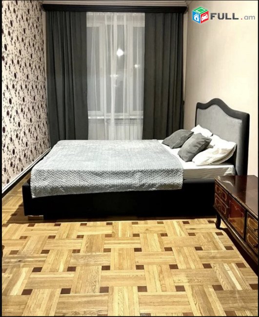 IN0371 Վարձով 4 սենյականոց բնակարան Աբովյան փողոցում