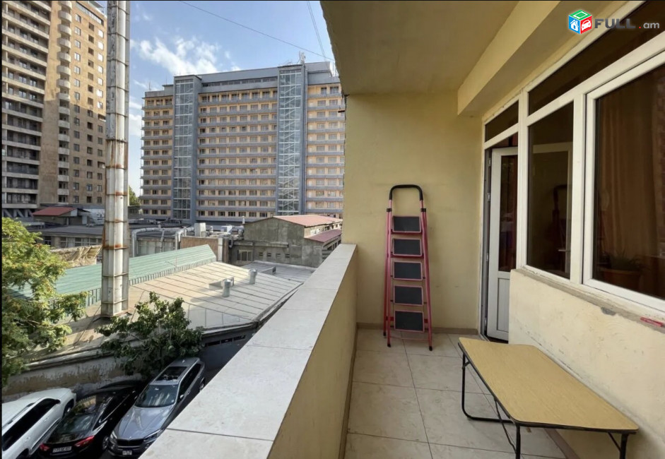 IN0371 Վարձով 4 սենյականոց բնակարան Աբովյան փողոցում
