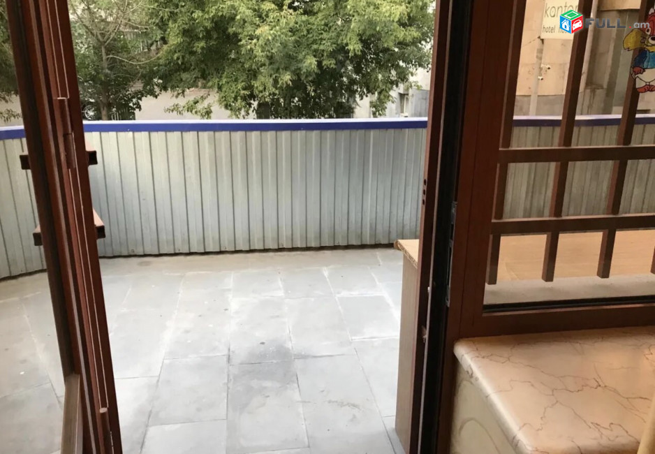 IN0406 Վարձով 4 սենյականոց բնակարան նորակառույց շենքում Դեղատան փողոցում