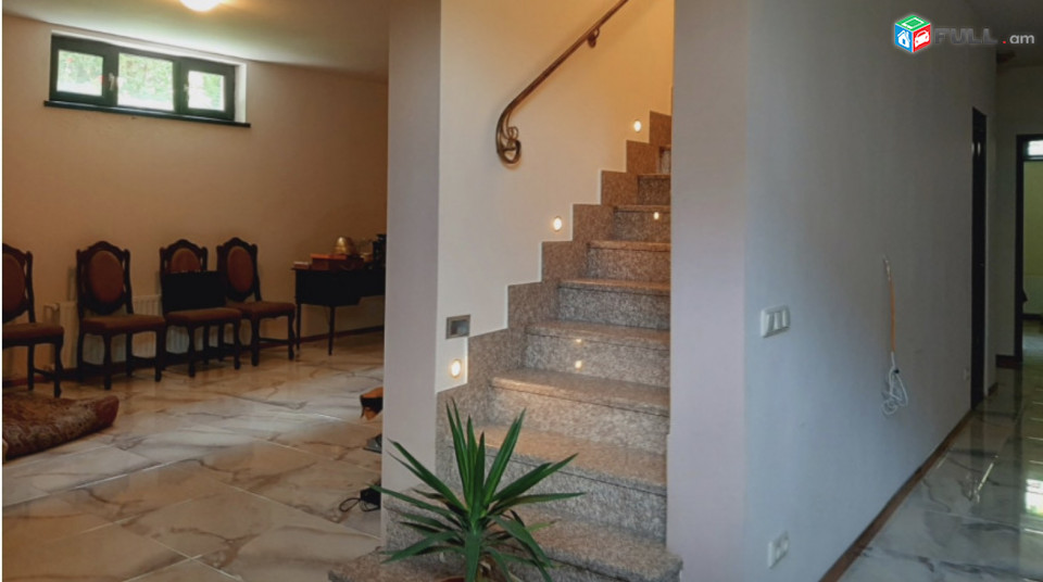 IN0415 Երկու հարկանի քարե տուն, Վահագնի Թաղամաս Աջափնյակում, 400 ք.մ., 3+ սանհանգույց