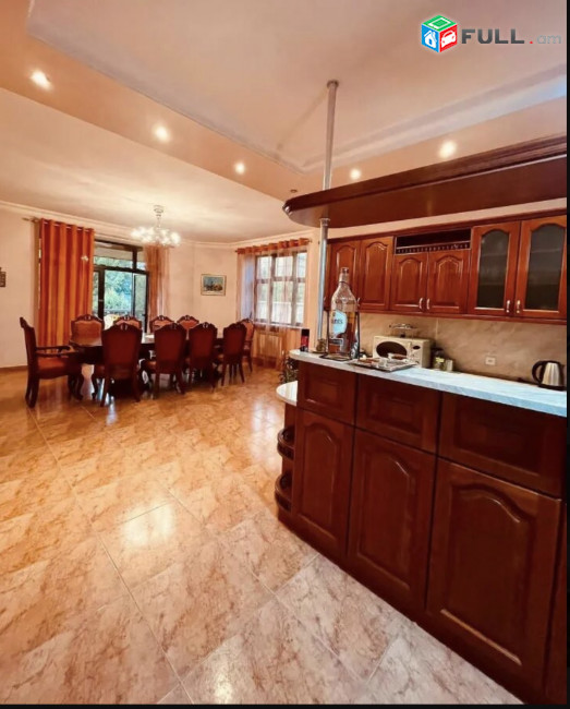 IN0440 Երեք հարկանի քարե տուն Ավանում, 350 ք.մ., 3+ սանհանգույց, մեծ հողամաս