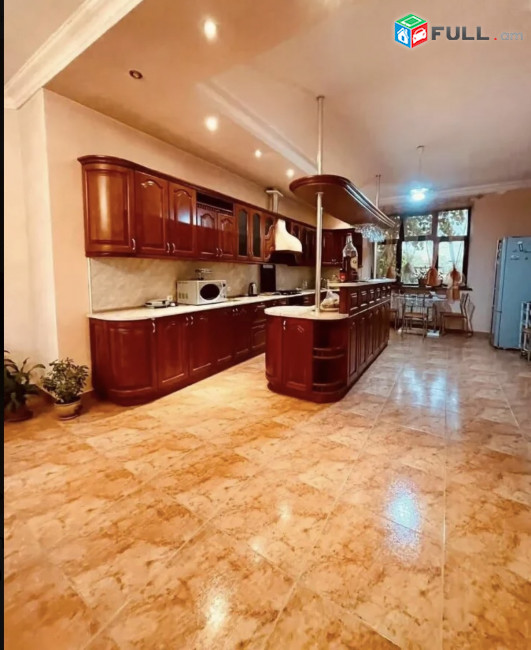 IN0440 Երեք հարկանի քարե տուն Ավանում, 350 ք.մ., 3+ սանհանգույց, մեծ հողամաս