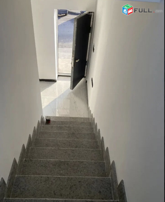 IN0443 Երեք հարկանի թաունհաուզ Ծարավ Աղբյուրի փողոցում Ավանում, 160 ք.մ., 2 սանհանգույց
