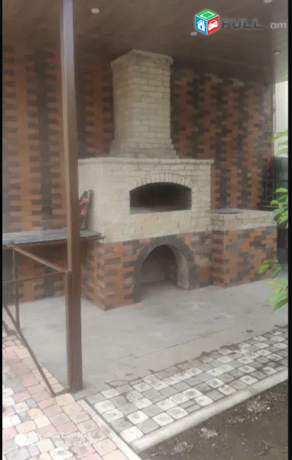 IN0600 Երեք հարկանի քարե տուն Օստրովսկու փողոցում կենտրոնում