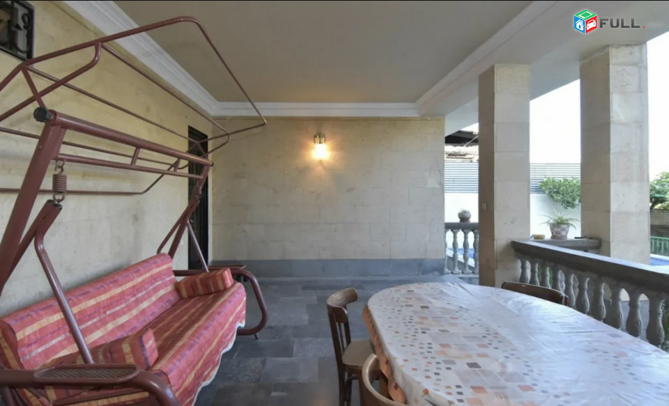 IN0600 Երեք հարկանի քարե տուն Օստրովսկու փողոցում կենտրոնում