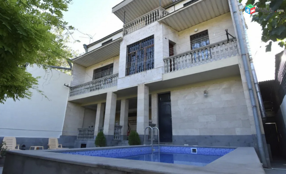 IN0600 Երեք հարկանի քարե տուն Օստրովսկու փողոցում կենտրոնում