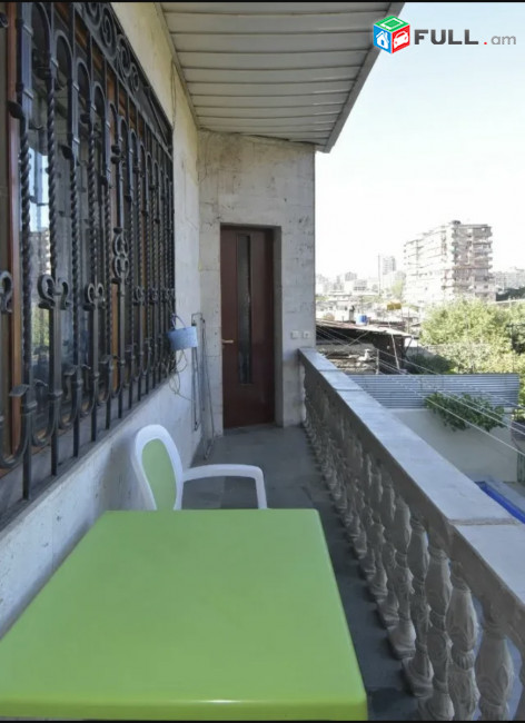 IN0600 Երեք հարկանի քարե տուն Օստրովսկու փողոցում կենտրոնում