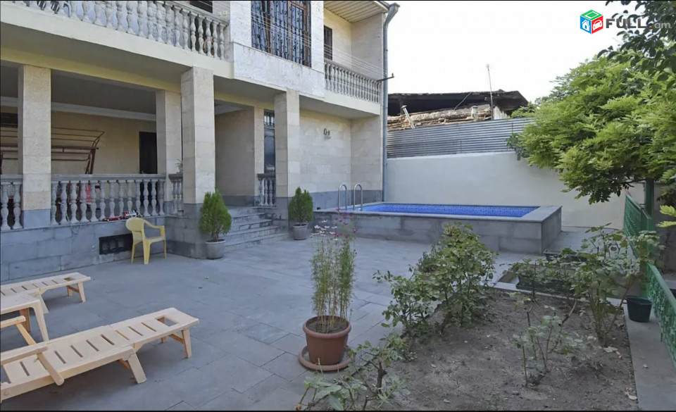 IN0600 Երեք հարկանի քարե տուն Օստրովսկու փողոցում կենտրոնում