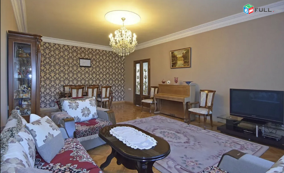 IN0600 Երեք հարկանի քարե տուն Օստրովսկու փողոցում կենտրոնում