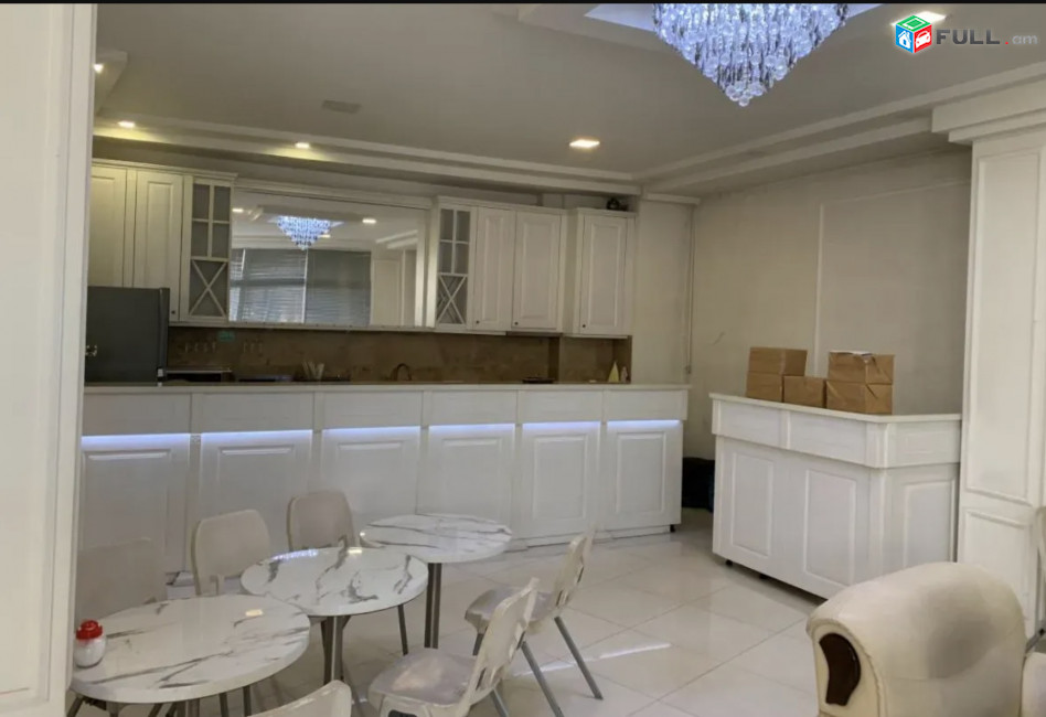 IN0656  Չորս հարկանի քարե տուն  Չարենցի փողոցում կենտրոնում, 529 քմ, 3+ սանհանգույց, կապիտալ վերանորոգված