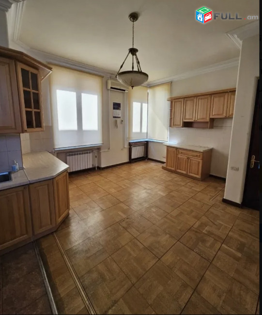 IN0658  Երեք հարկանի տուն Շարա Տալյան փողոցում կենտրոնում, 353 քմ, 3+ սանհանգույց, եվրովերանորոգված