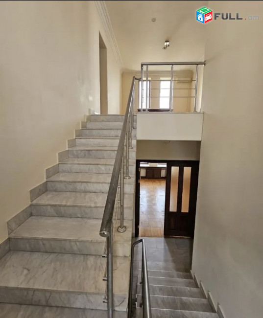 IN0658  Երեք հարկանի տուն Շարա Տալյան փողոցում կենտրոնում, 353 քմ, 3+ սանհանգույց, եվրովերանորոգված