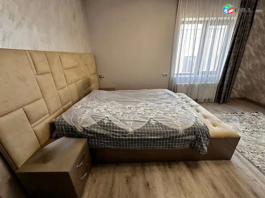 Երեք հարկանի քարե տուն, Գ-1 թաղամաս