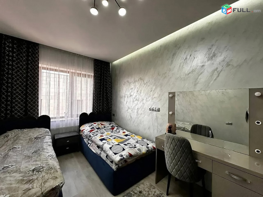 Երեք հարկանի քարե տուն, Գ-1 թաղամաս