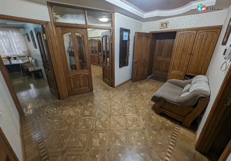 KS4-70 Վաճառվում է 4 սենյականոց բնակարան Փոքր կենտրոնում