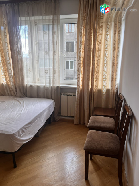 3 սենյականոց բնակարան Աբովյան փողոցում, 87 քմ, նախավերջին հարկ, կապիտալ վերանորոգված, քարե շենք