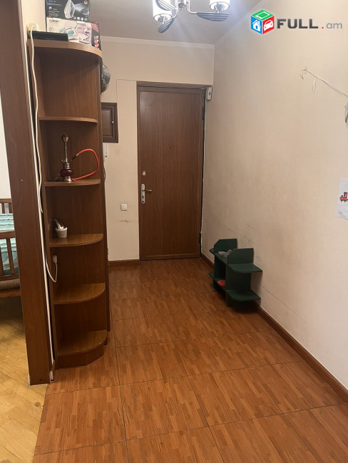 3 սենյականոց բնակարան Աբովյան փողոցում, 87 քմ, նախավերջին հարկ, կապիտալ վերանորոգված, քարե շենք