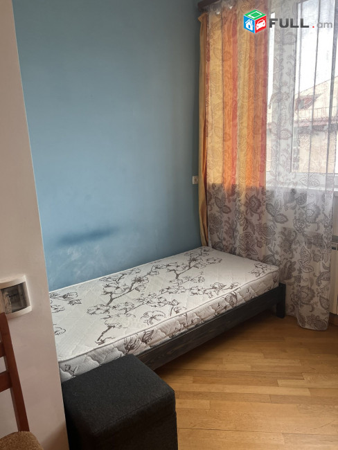 3 սենյականոց բնակարան Աբովյան փողոցում, 87 քմ, նախավերջին հարկ, բարձր առաստաղներ