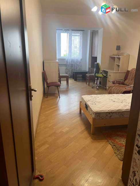 3 սենյականոց բնակարան Աբովյան փողոցում, 87 քմ, նախավերջին հարկ, բարձր առաստաղներ